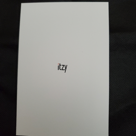 Itzy Chae pre order benefit - Picture 2 of 2